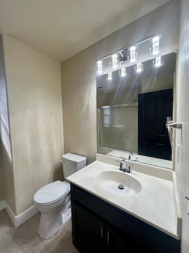 Building Photo - Come check out this lovely 3 bedroom 3 bath home Conveniently located near the Marlow Shopping ce...