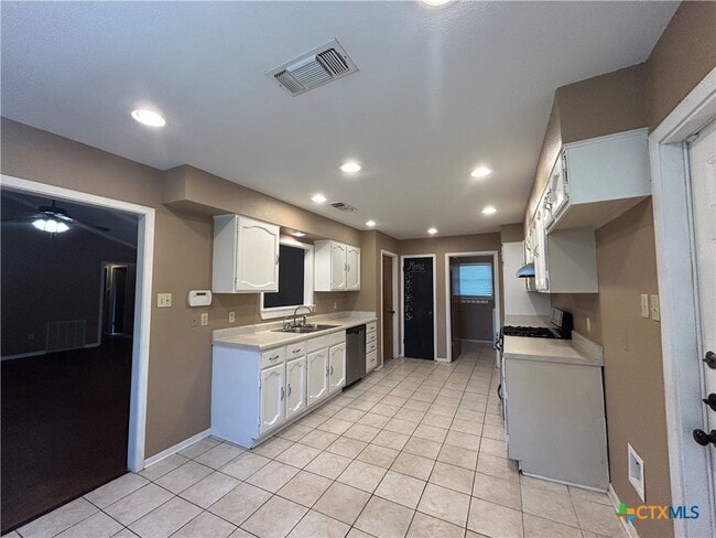 Building Photo - 826 Timber Dr
