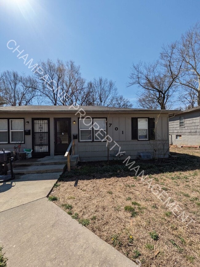 Building Photo - 701/703 Deweese St