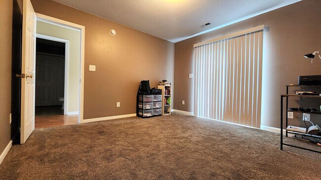 Building Photo - Beautiful 3 bed 2 1/2 bath townhome in a g...