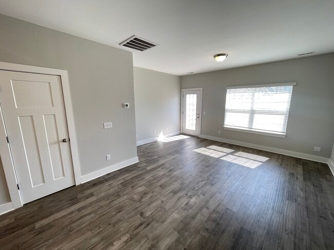 Building Photo - Robinson Rowhouses 2 bedroom with fenced p...