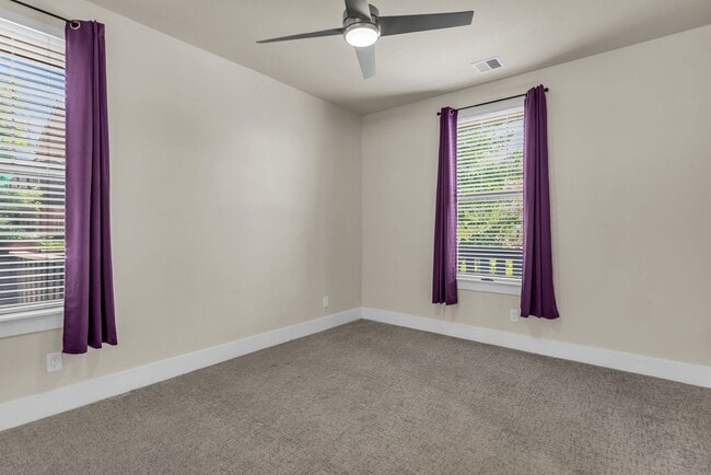 Building Photo - Pinebrook Pointe