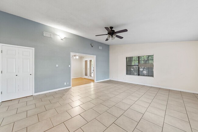 Building Photo - 121 Lake Vista W