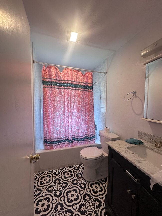 Building Photo - Hikes Point 3+ bedroom home with finished basement and garage