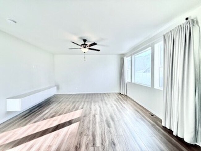 Building Photo - MODERN TWO STORY 3 BED/2.5 BATH WITH FENCE...