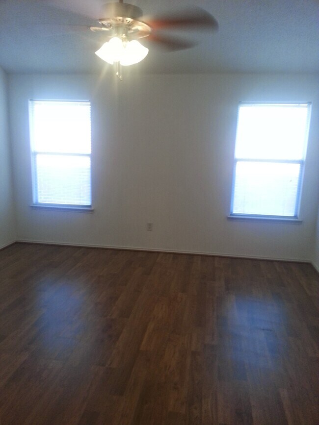 Building Photo - 307 Dakota Dr
