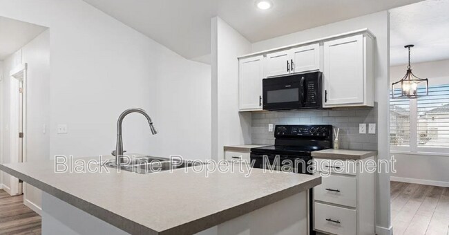 Building Photo - 3949 N Amberwood Ave