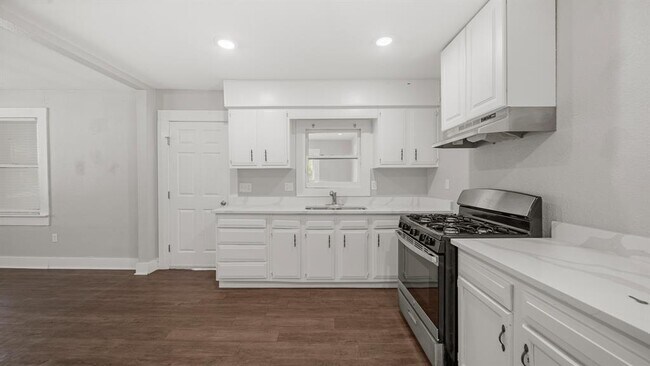 Building Photo - 1164 3 Rd St