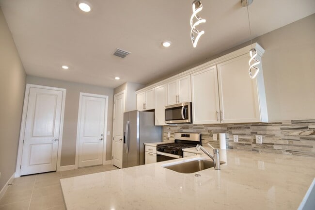 Building Photo - Annual Attached Villa in The Talon Preserve on Palmer Ranch – Minutes from the new Sarasota Memor...