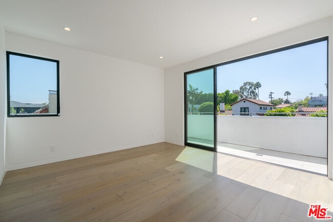Building Photo - 444 Kings Rd
