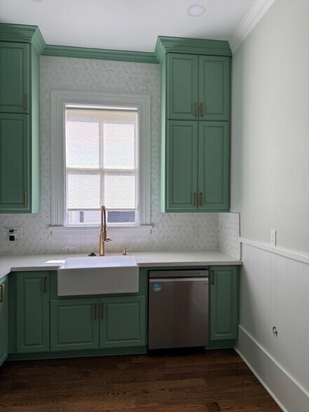 Farmhouse sink - 1616 Post Office St