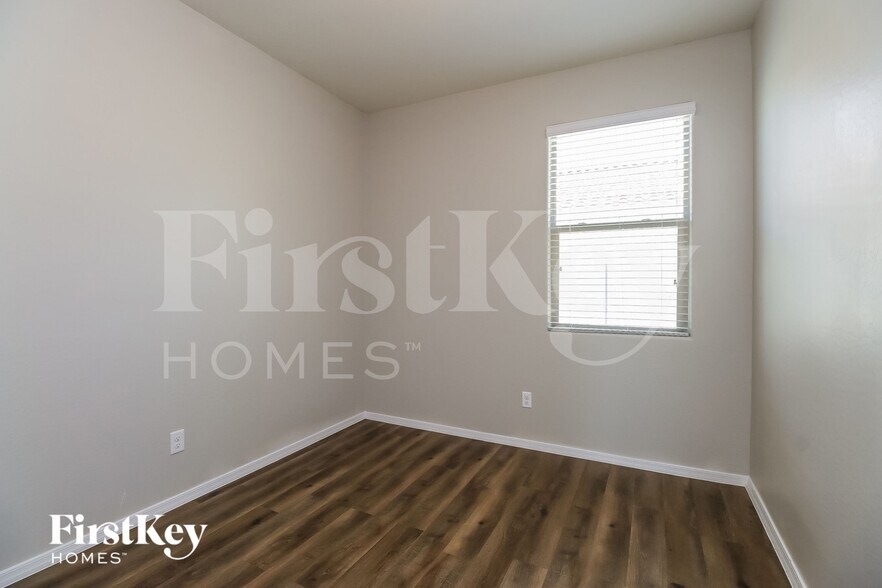 Building Photo - 11360 E Marigold Ln