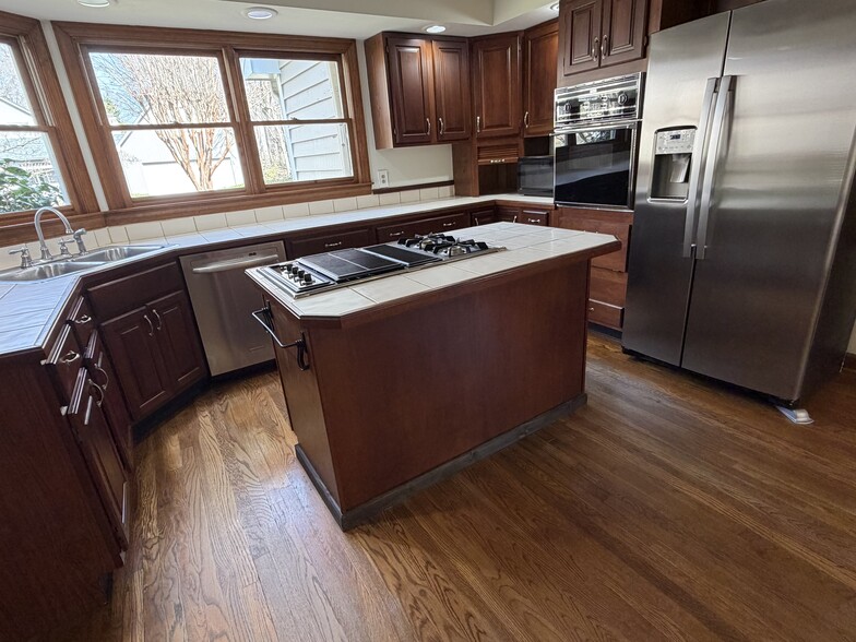 Building Photo - 3901 Buncombe Dr