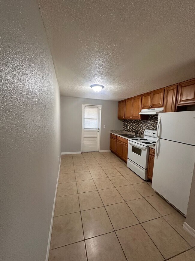 Building Photo - $500 off move in special 2 bedroom 1 bath ...