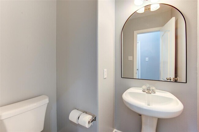 Building Photo - 5002 Laura Lee Ln