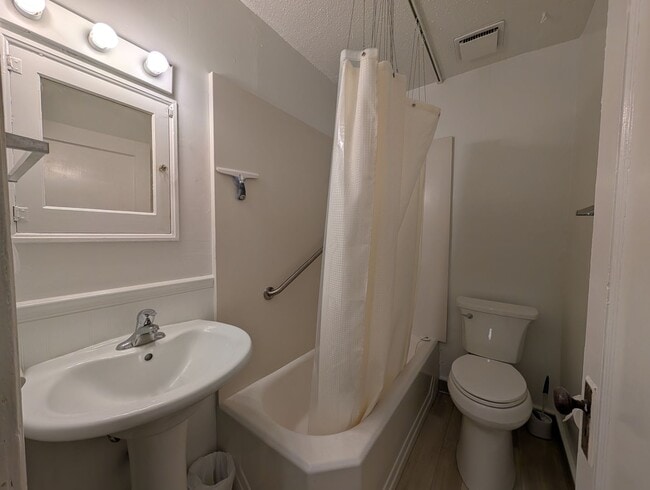 Building Photo - NW 8th Duplex - Vogler