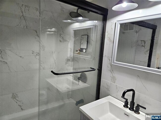 Building Photo - 1203 River Rd