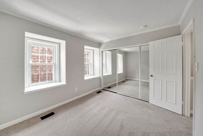 Building Photo - Updated // 3 Bedroom 2 Bathroom Condo // A...