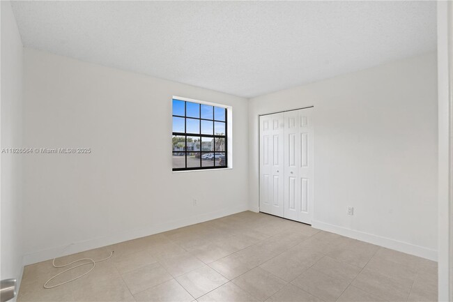 Building Photo - 1160 Washington Cir