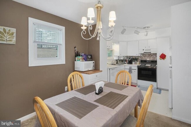 Building Photo - 2702 Cranston Rd