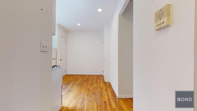 Building Photo - 419 E 73rd St