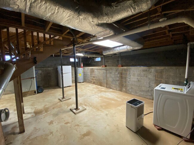 Building Photo - 4025 Robinhood Rd