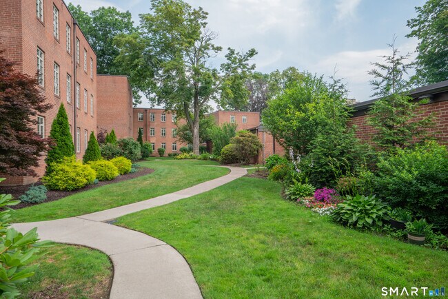 Building Photo - 20 Outlook Ave