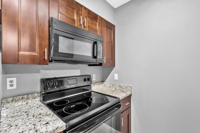 Building Photo - 2811 N Oakland Forest Dr