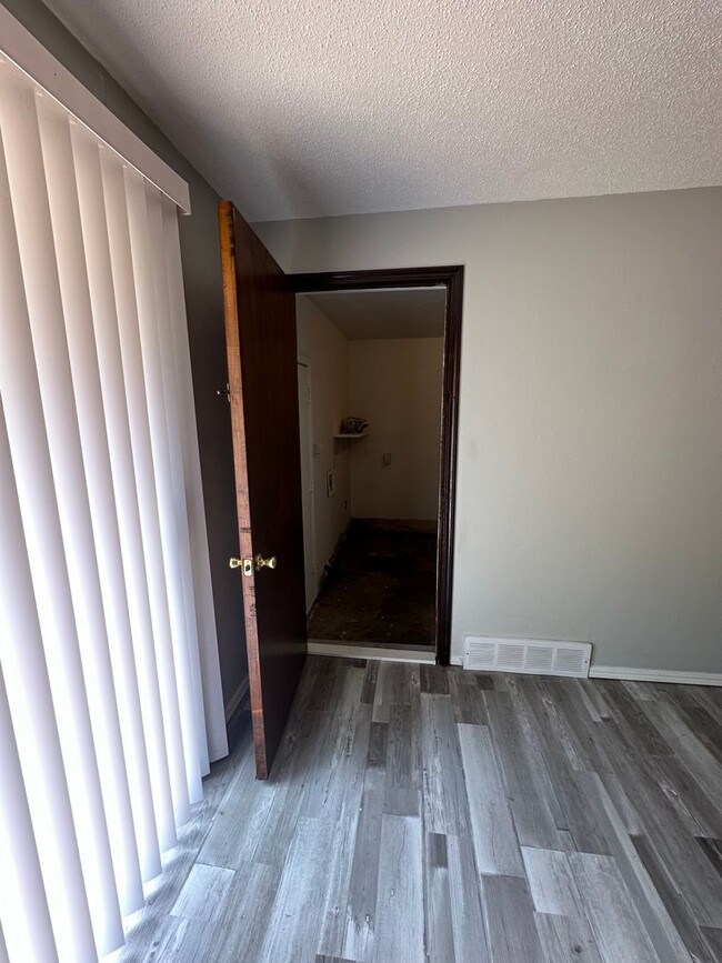 Building Photo - 3 Bed 1 Bath Brick Home with 1 Car Garage