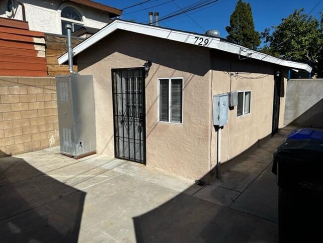 Building Photo - 729 Morrison St