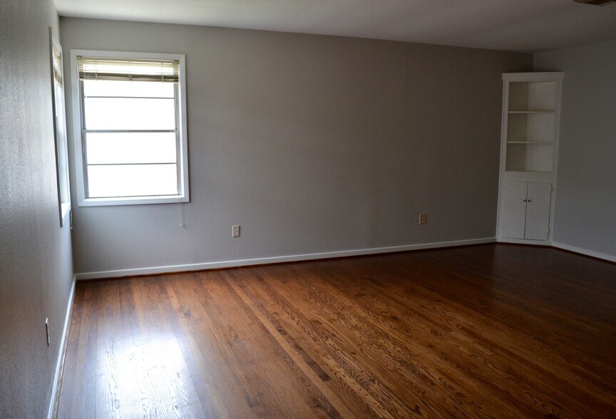 Large living room with newly refinished hardwood floors - 1525 Bonnie Brae Street