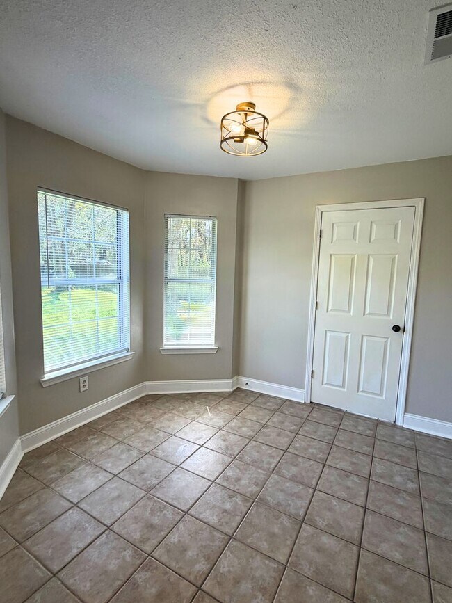 Building Photo - Updated 4BR/2BA Home in Cul-de-Sac