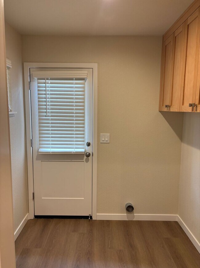 Building Photo - 3 BD 2 BA House in Yuba City! AVAILABLE NOW!!