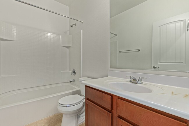 Building Photo - SPACIOUS 4BR/3BA in Peoria!