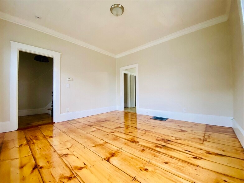 Building Photo - 18 Montvale Ave