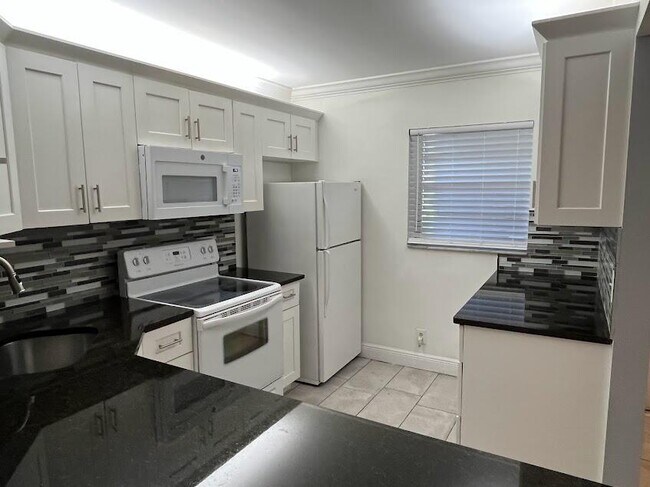 Building Photo - 829 Camino Rd