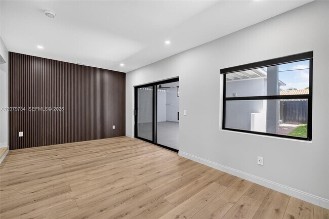 Building Photo - 1011 NW 30th Ct