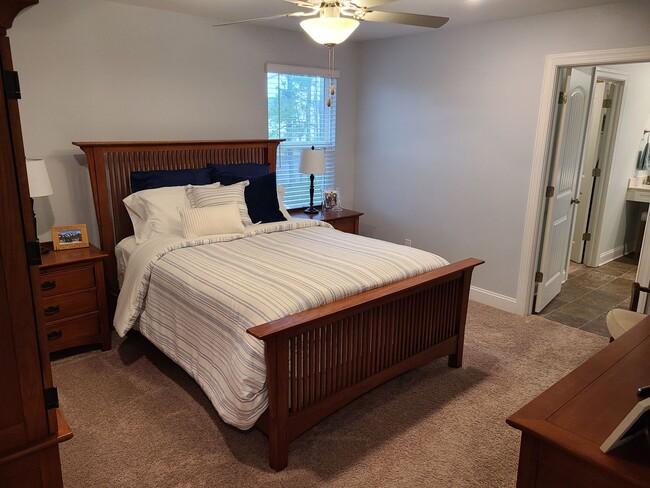 Building Photo - 4 Bed, 2.5 Bath located in Mimosa Bay Comm...
