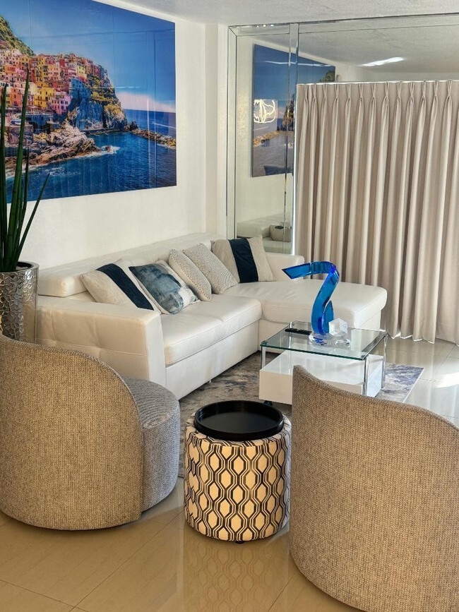 Building Photo - 4174 Inverrary Dr