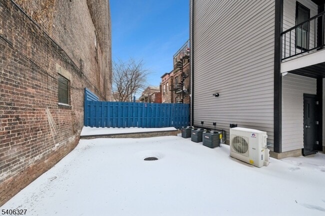 Building Photo - 52 James St