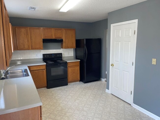 Building Photo - Move In Special On Beautiful 3 Bedroom Home!