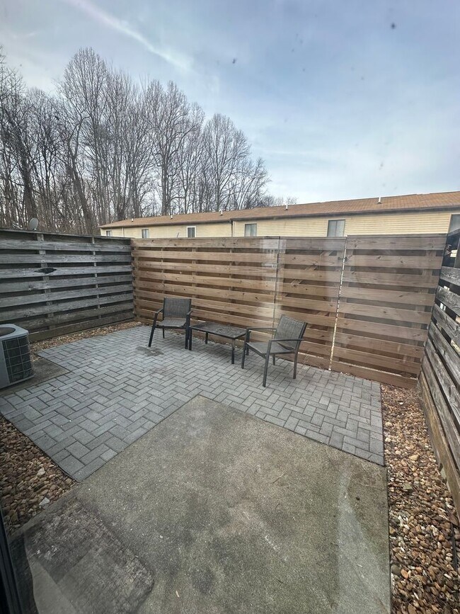 Building Photo - Country Place Townhomes - Off Lakeside Drive