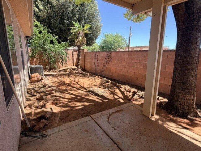 Building Photo - Snow Canyon Home!