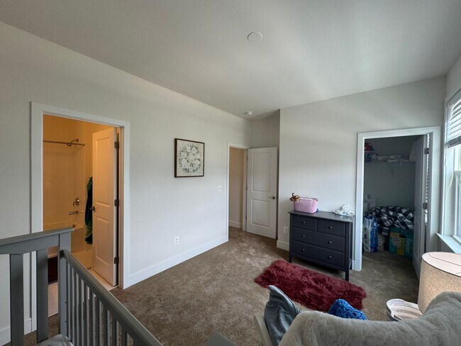 Building Photo - Stylish And Spacious 4 Bed 3.5 Bath Home I...