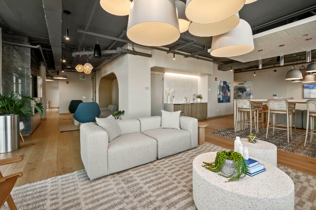 Building Photo - 527 S Damen Ave