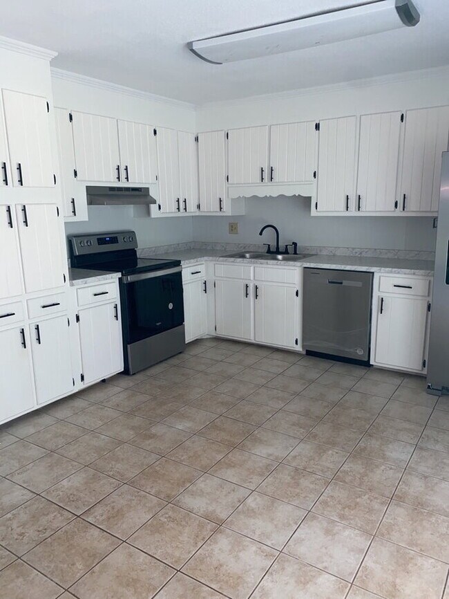 Building Photo - "Charming 3-Bed, 2-Bath Home at 109 Calhoun Ave: Your Serene Retreat in Pendleton!"