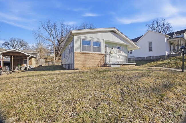 Building Photo - Spacious 3-Bed Home with Finished Basement and Extra Room