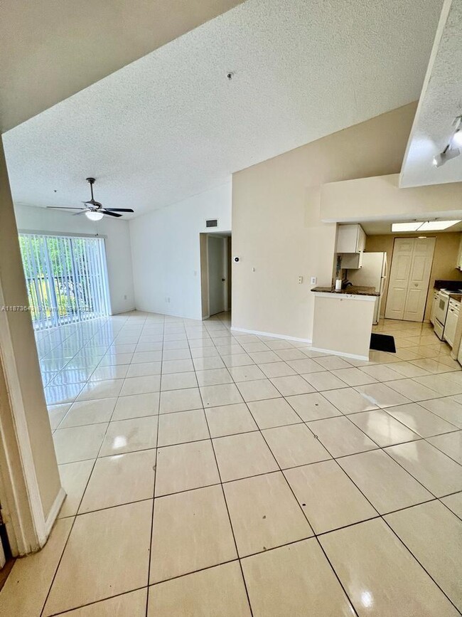 Building Photo - 400 Crestwood Ct N