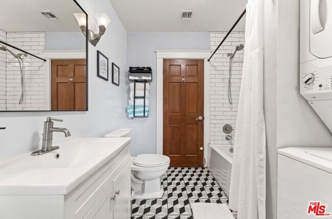 Building Photo - 736 Redondo Ave