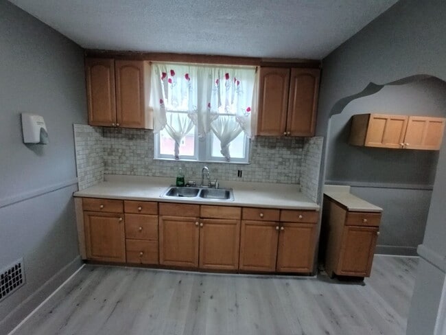 Building Photo - 4 bedroom 2 bath brick colonial NOW AVAILA...